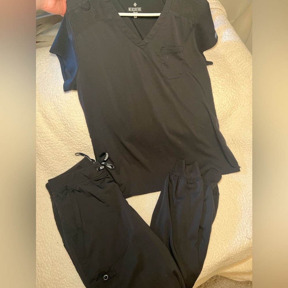 MEDCOUTURE SCRUB SET LIKE NEW!!